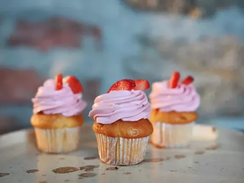 Mini cupcake s jahodovým krémem - 12ks