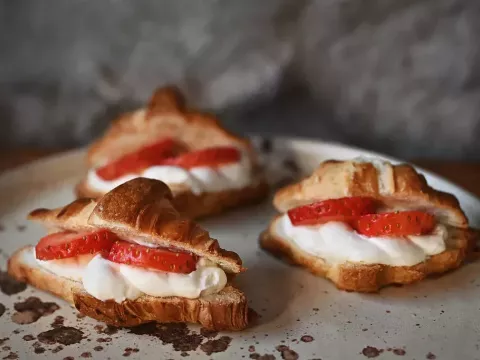 Mini croissant s pudinkem a jahodami 5ks