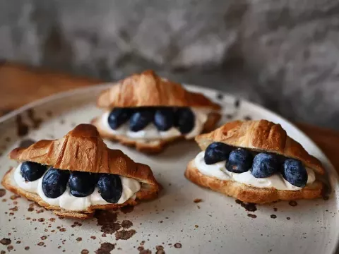 Mini croissant s pudinkem a borůvkami 5ks