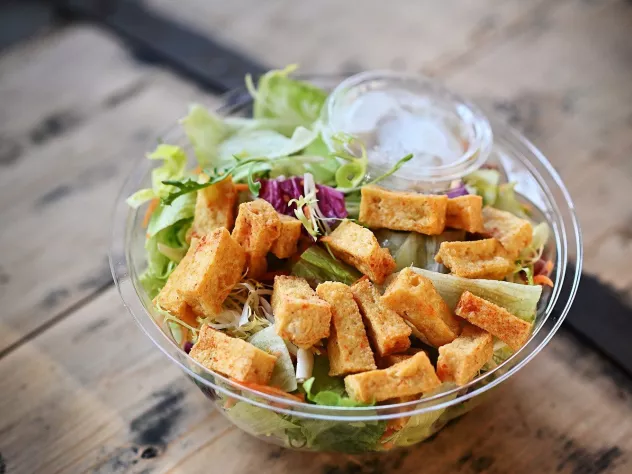 Listový salát s tofu