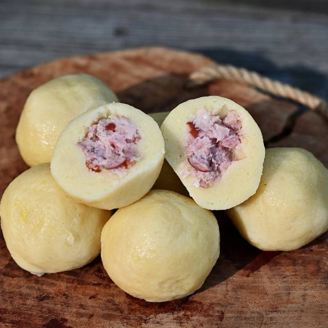 Bramborové knedlíky plněné uzeným masem